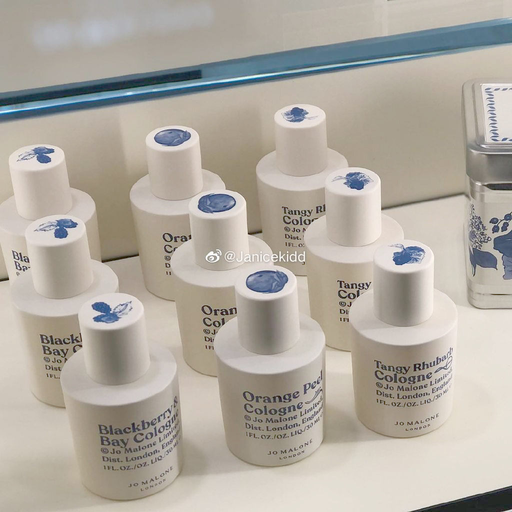 这边厢微博资深美妆UP主 @ Janicekidd 抢先释出了Jo Malone 2021限量Brit英伦系列绝美外观设计，青花瓷般的奶油白x雾霾蓝配色质感破表！