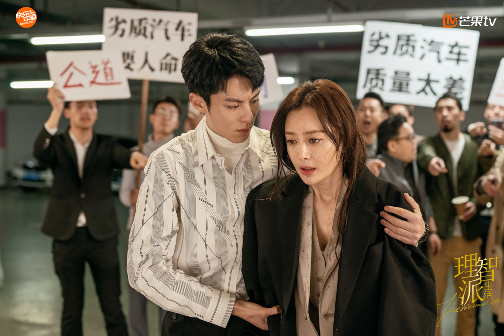 理智派生活 | 领衔主演:王鹤棣、秦岚(豆瓣评分 7.3) 目前豆瓣开分7.3的《理智派生活》,讲述34岁的「理智派」沈若歆被催婚、在职场遭排挤...从上司到同事再到妈妈和男友没一个让自己省心,遭逢的不公对待和人生瓶颈都让女性观众们大呼好有共鸣!值得一提的是秦岚和王鹤棣真实年龄相差了19岁之多,此处想狂赞一波秦岚的冻龄美貌,和王鹤棣搭档一点违和感都没有啊~ 秦岚饰演的女主角智商情商皆在线,有着成熟理智女性的闪光点;王鹤棣饰演的男主角祁晓也没有俗套的富二代霸总设定,他在沈若歆手下工作一步步成长,用温暖和勇敢带给沈若歆蜕变、打破世俗束缚的勇气。整部剧不只有甜甜的恋爱,也真实呈现了女性成长,编私心推荐大家入坑这部。