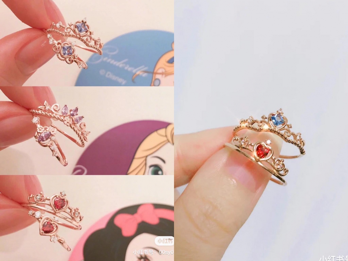 LLOYD x Disney 迪士尼公主系列戒指 韩国超人气饰品品牌LLOYD的迪士尼联名款公主钻戒让女生们惊艳高呼:好心动!超级细致的设计、温柔宝石配色,戴上是「在逃公主」没错了(笑)灰姑娘、贝尔、长发公主款尤其受欢迎!可惜的是在大马还没有官方购买渠道,感兴趣的大家不妨咨询相熟的韩国代购、或亲临官网查看是否能海外购。