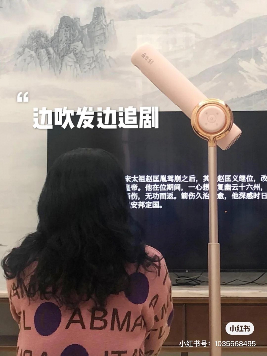 立式设计的吹风机由长圆柱形吹风筒+可伸缩调节高度的立杆组成;洗完头后只要坐或站在它底下、无需动手就能轻松把洗完澡湿漉漉的头发自动均匀吹干,再也不用遭受手持式吹风筒的「手酸手累」暴击啦~根本就是懒美人们的福音!