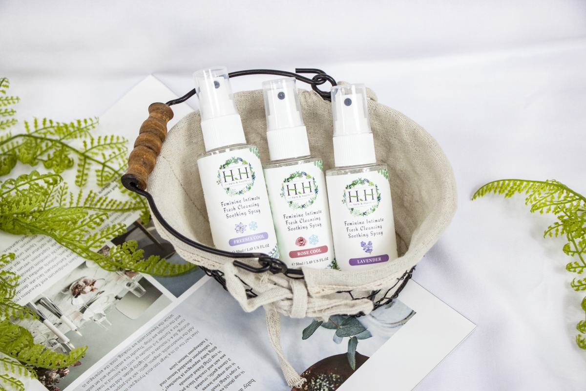 HH舒缓喷雾则是女生们方便随身携带、照顾私密肌洁净和净除异味的香香好帮手；沁凉清爽用后感瞬间有效改善搔痒不适，同时让妹妹享受被温柔清新香气呵宠着～3款最新香味分别是：