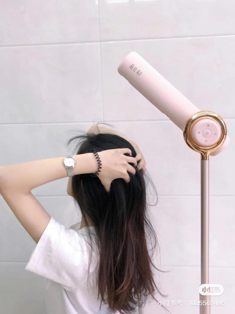 把头发吹干估计是许多长发女生日常中最讨厌做的事~几十分钟举着手把头发吹干几乎都能练出手臂Muscle了,一想到这里洗头想法直接被劝退(笑)最近这款中国新晋家电品牌品仕乐推出的「站立式吹风机」全网爆火,堪称是全部女生值得人手一台的生活好帮手!