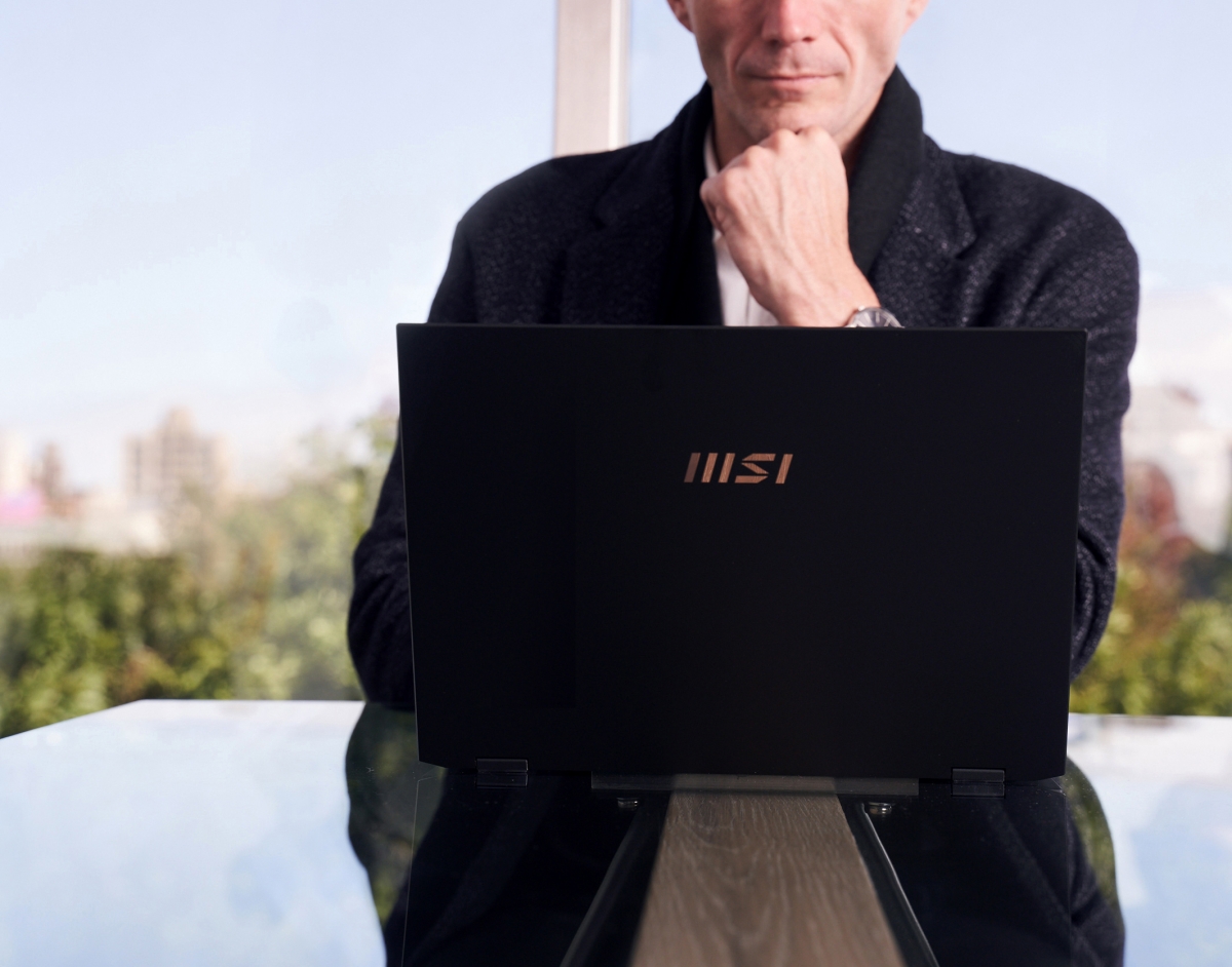 # 比同级竞品使用效能更提升15%!提升生产力的精妙设计 MSI Summit E13 Flip Evo的繁复效能调校搭配MSI独家散热系统让CPU,让其完美发挥最全效力,比其他同级笔电竞品的使用效能更提升15%!当工作繁多时同一时间开启多份资料、多个网页Tabs和Windows都顺畅不卡机。