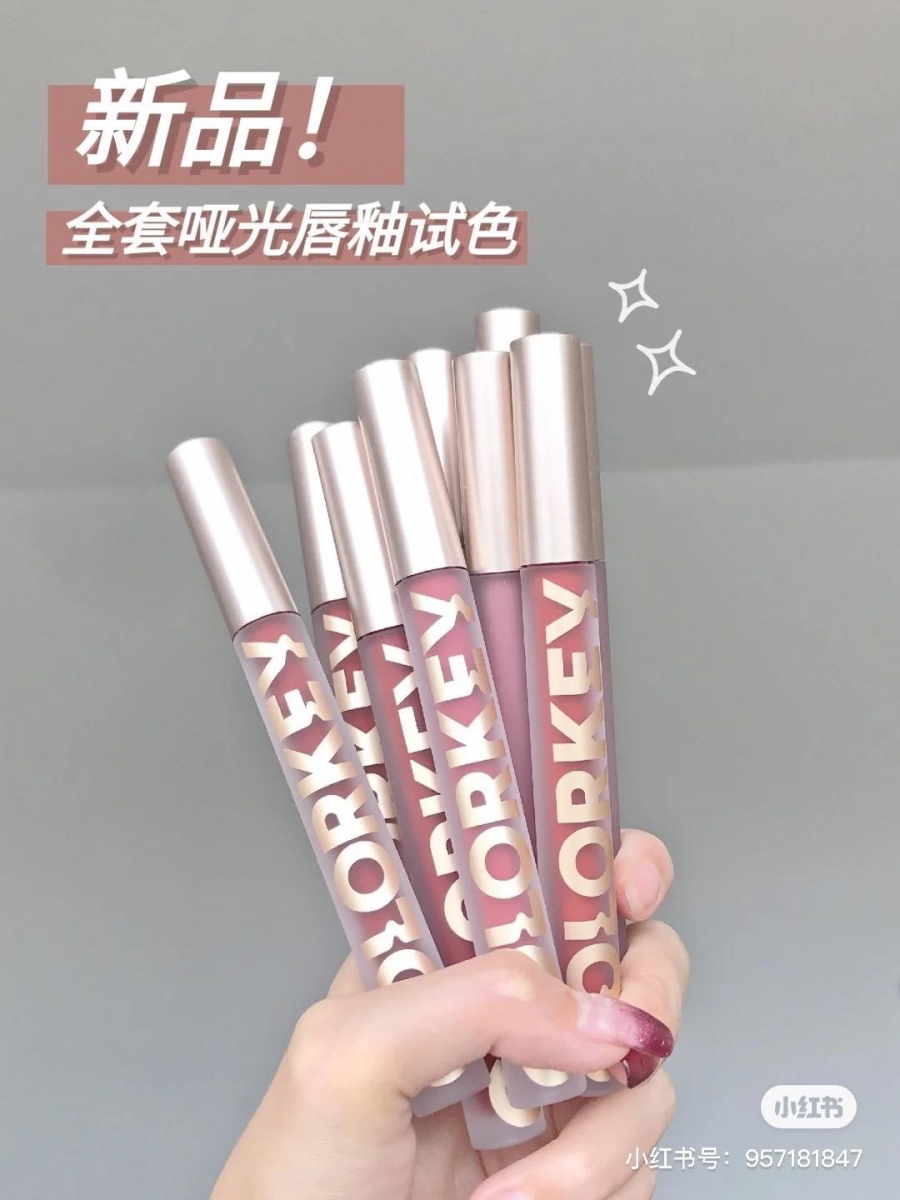 #Colorkey 珂拉琪 Colorkey家直播一姐薇娅推荐的小金筷眉笔、孟美岐同款唇釉都是必买款～品牌也不时会和卡通联名，比如早前的Tokidoki、哆啦A梦联名的唇釉和浮雕腮红/高光粉饼都掀起疯抢！在大马Shopee就能从官方店铺入手～