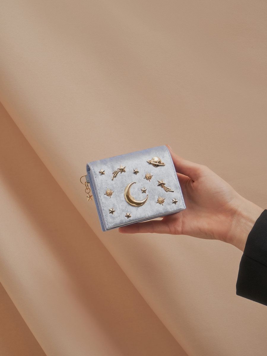 Charles & Keith Velvet Embellished Card Holder 星月小卡包 >>> 【点击前往官网查看购买详情】 和编一样喜欢星星、月亮、各类星球等银河系元素的女生,一定会大爱这款网上讨论度爆灯的星月设计小卡包!近日它正式在马来西亚Charles & Keith官网上架喽~