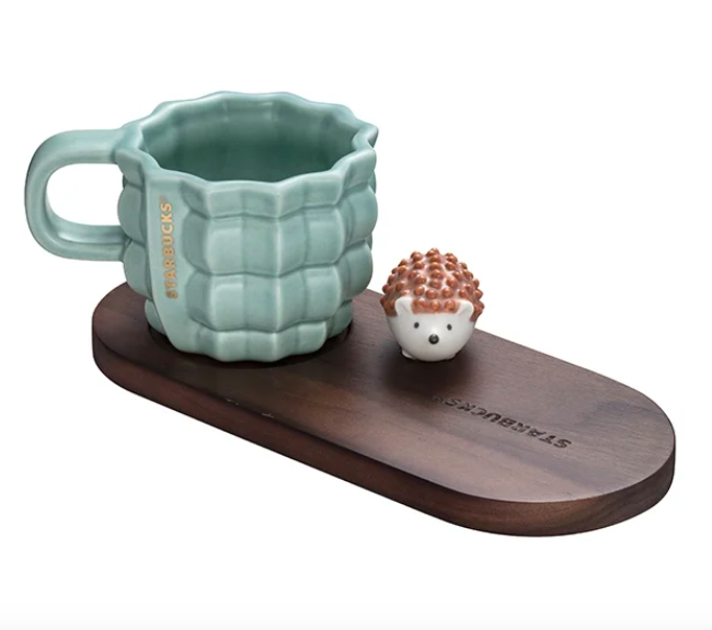 Cactus Mug 仙人掌杯盘组合 超萌的仙人掌造型杯子搭配刺猬小摆饰和木质杯盘,这组真的好想打包带回家啊(笑)虽然马来西亚Starbucks官方社交平台释出的照片中没有看到马克杯踪影,但感兴趣的朋友们可以亲临邻近门市咨询看看!