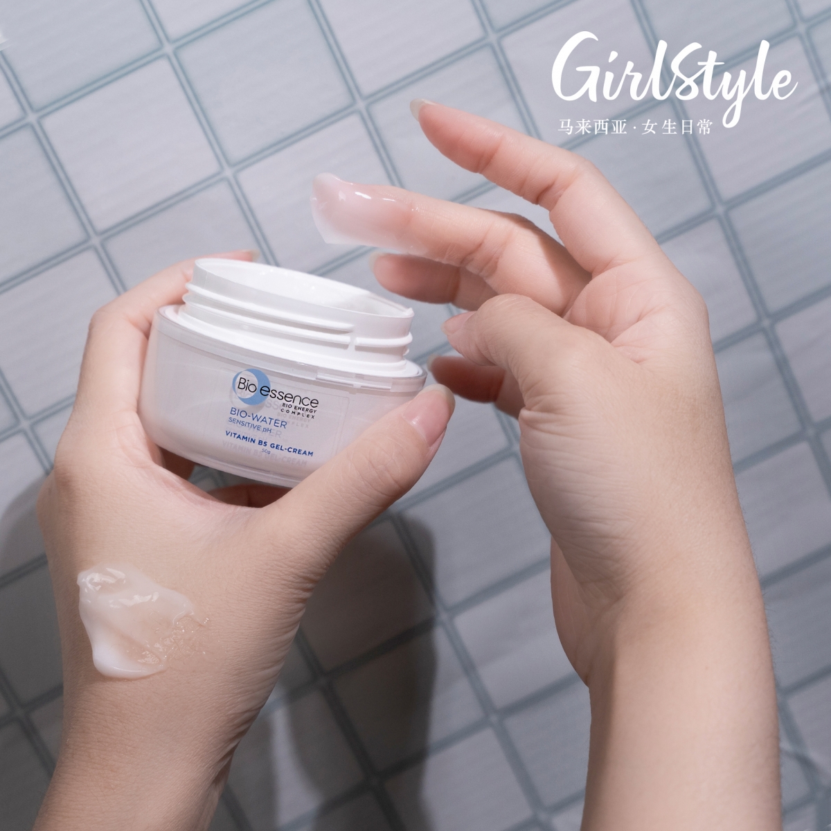 「美肌5部曲」之四:Bio-Water B5 Moisturizing Gel 水凝霜: 挑选保湿面霜一定要记得「厚重≠滋润」,质地过于浓郁厚重的面霜不止不会加强保湿力,反而还会因为「假润」给肌肤造成负担,有闷痘风险!美编私心大推的这款Bio-Water水凝霜正如其名,超清透水感凝露配方上脸清爽不粘腻;而且一罐中集合了多重保湿补水效果,明显改善了因肌肤敏弱引起的脱皮起屑、泛红问题。