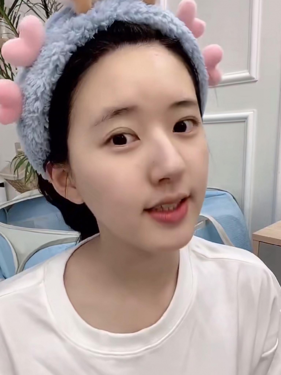 敷清洁泥面膜步骤(一):洗完澡后是肌肤深层清洁「黄金时机」 赵露思建议可以在洗完澡后敷清洁泥面膜,因为这时的毛孔处于敞开状态,是清洁脏污的黄金时机!彻底清洗完脸部后、涂抹清洁泥面膜之前,可以先轻拍一层爽肤水软化角质。特别是肌肤本身就偏干的话,洗完脸后肌肤处于比较干燥状态、在清洁泥面膜逐渐变干的过程中皮肤也会感觉很紧绷,因此使用清洁泥面膜前先轻拍一层爽肤水做打底,更有效舒缓肌肤。