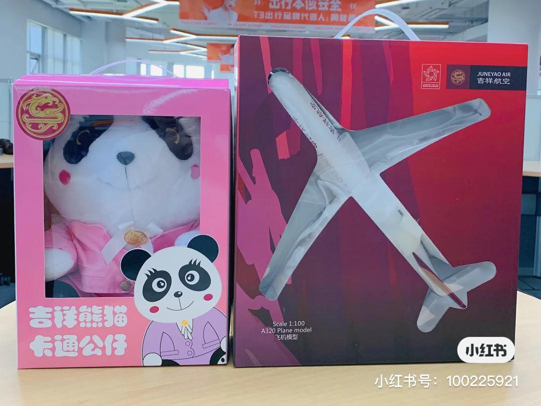 而且机舱里的细节如靠垫、灯带、耳塞、眼罩等都是粉嫩色系的呢～空姐穿搭也以温柔粉色系为主、缀以凤凰牡丹等金边刺绣，将中国风主题发挥至极致；连吉祥物熊猫公仔身上穿的小衣服也是粉色款！