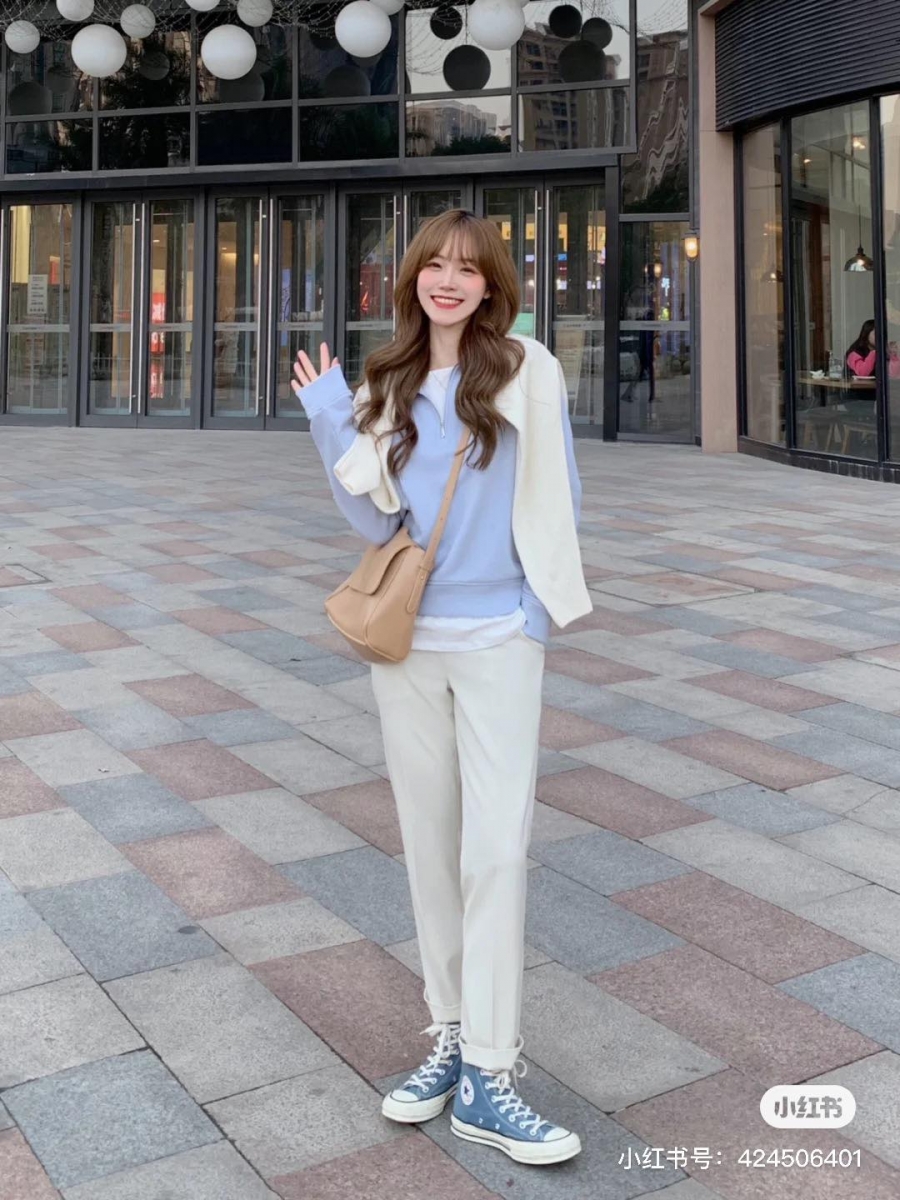 Women Smart Ankle Pants 2 Way Stretch | 货号 429128 上面推荐完牛仔裤的部分,接下来进入无论正装、休闲装都Hold得主的百搭西装裤~比如这款不易皱、有弹力且压线很实的西装裤就很实穿!上身搭配衬衫即现Formal感,和博主一样配件奶fufu的蓝色卫衣内搭白T,潮女孩就是你!
