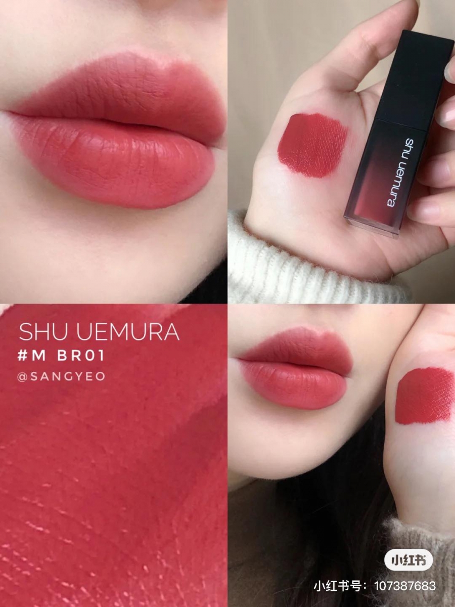 SHU UEMURA 无色限柔雾唇釉采用了蜂巢定色科技,让唇釉涂抹上唇后持久度更UP还能填补唇纹。 色号推荐 1 :小红书上推荐度最高的BR01 蔷薇奶咖色,日常百搭、显白显气质必备的一款木质玫瑰色调,素颜薄涂也能很好提气色~质地上唇瞬间水润顺滑,等待一下会慢慢成膜呈柔雾感。