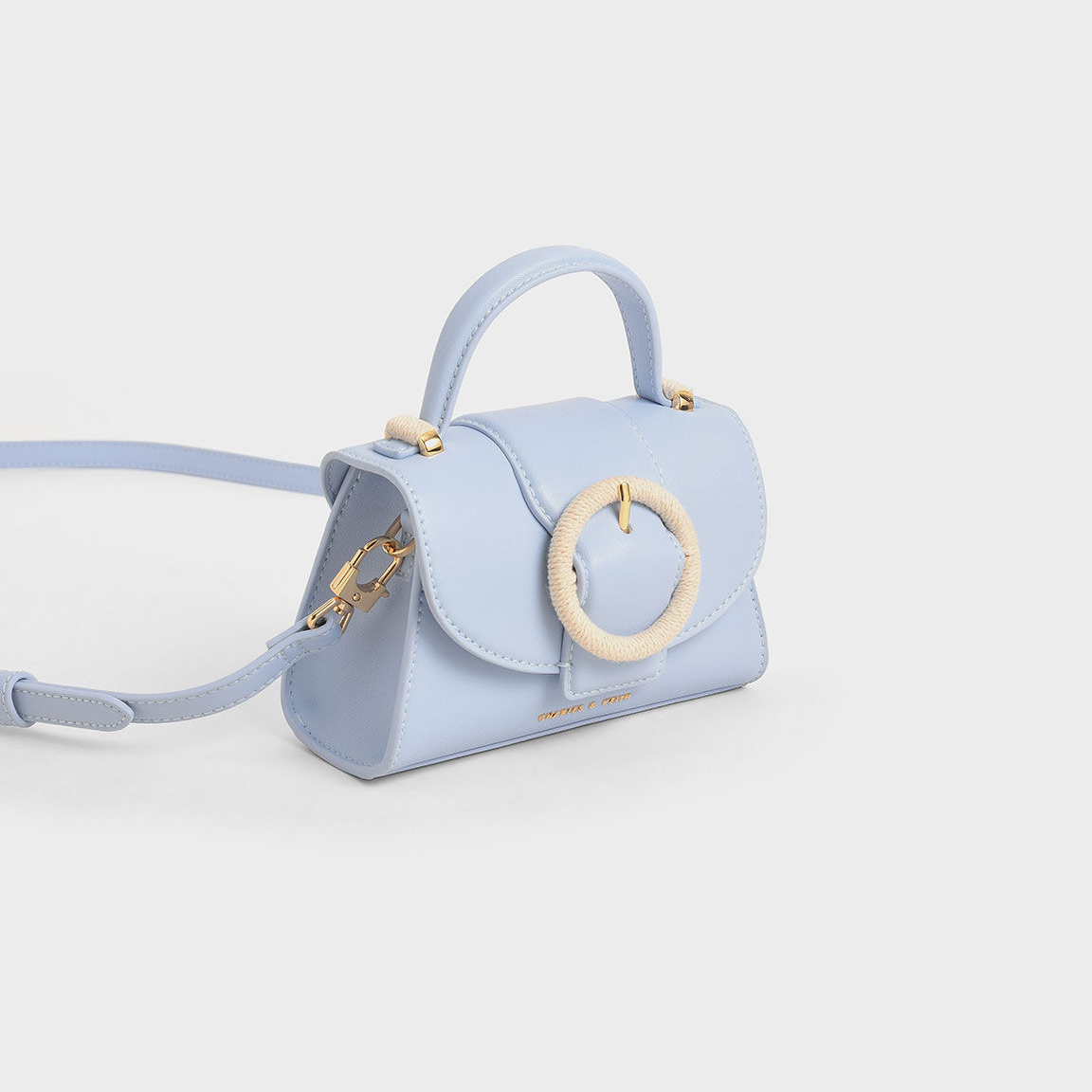 圆扣部分没有采用和手提位置同款的五金元素,而是别具心裁地选用了浅杏色编织大圆扣,整体设计感更突出~