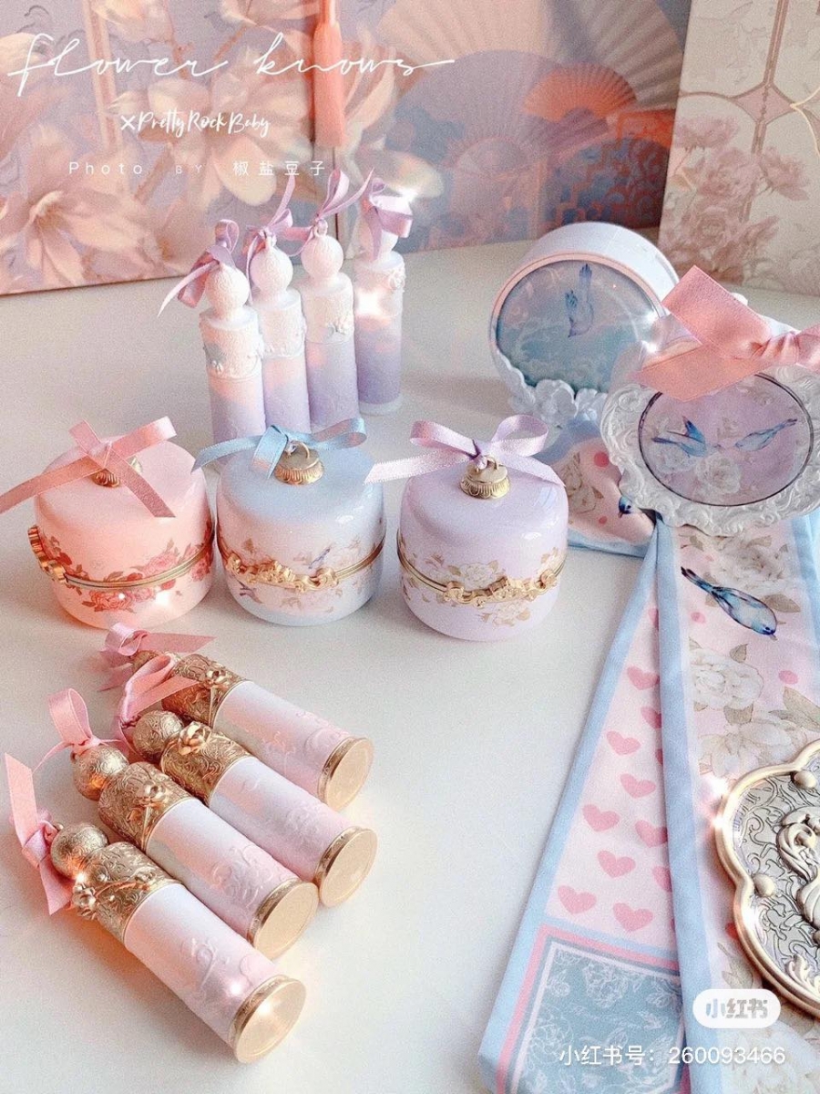 # 花知晓 Flower Knows 来临4月9日正式开售的「花知晓花神系列」采以超精美的国风设计为主题，丝绒柔缎口红、浮雕腮红、浮雕蜜粉饼等光是外包装就美哭！