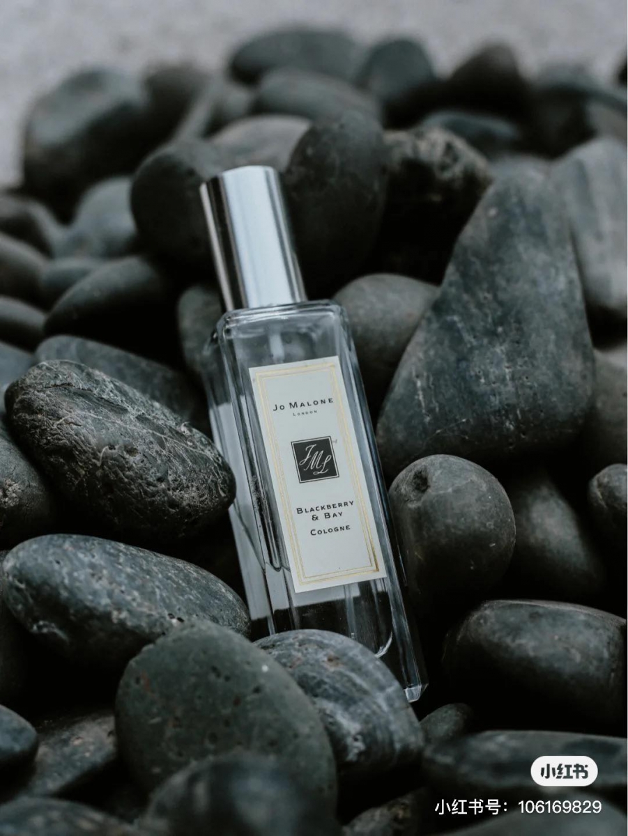 TOP 4 :JO MALONE LONDON 黑莓与月桂叶 Blackberry & Bay Cologne 带微酸的天然黑莓果香和黑莓叶碧绿清香,配以布枯树精油加乘其生动翠绿干;中调糅合了明媚白松香、后调则主要是用了醇厚的雪松木香气,非常有层次感!(参考价格 RM286 / 30ml)>>>点击查看购买详情<<<
