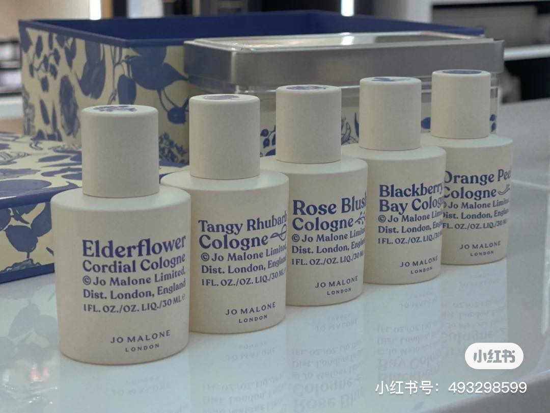 除了有博主图透的Blackberry & Bay Cologne、Orange Peel Cologne、Tangy Rhubarb Cologne，还会有Ederflower Cordial Cologne以及Rose Blush Cologne，调香基本都锁定在春夏必备的的花果香～真的很有「果酱」即视感呢！