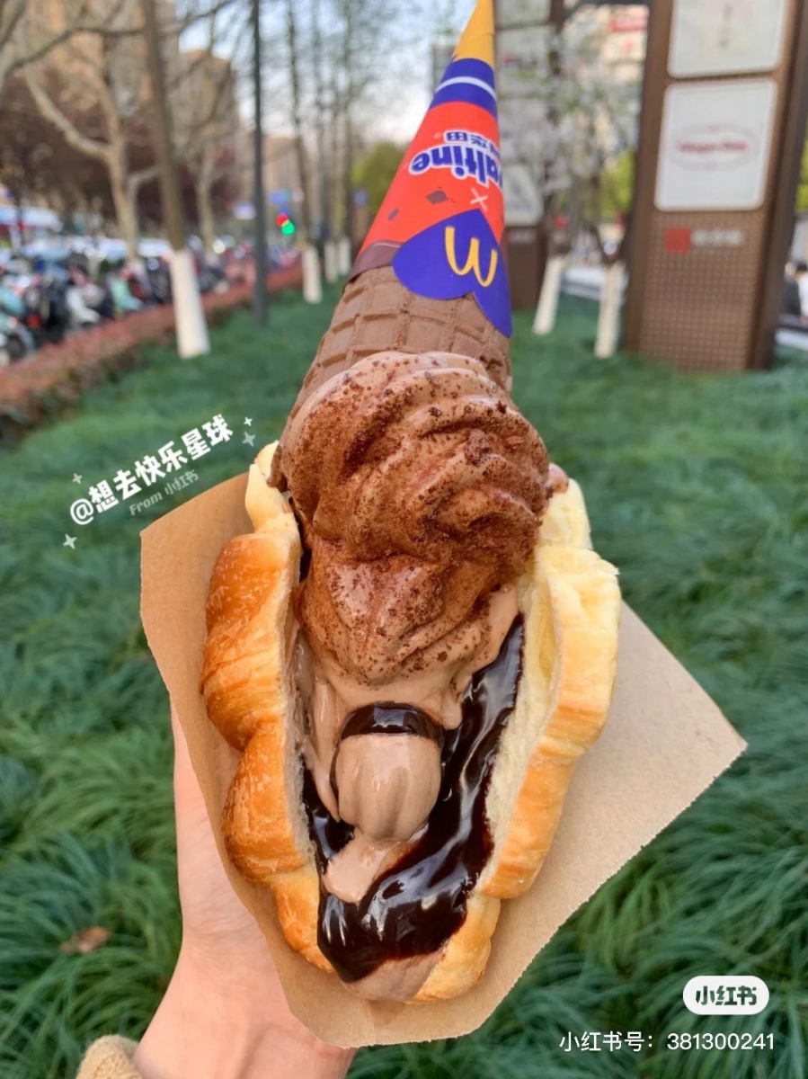 不少小红书博主推荐的神仙吃法是，将同系列冰淇淋华夫筒插进心冻角里，冰淇淋控绝对爱翻这个Combo组合！