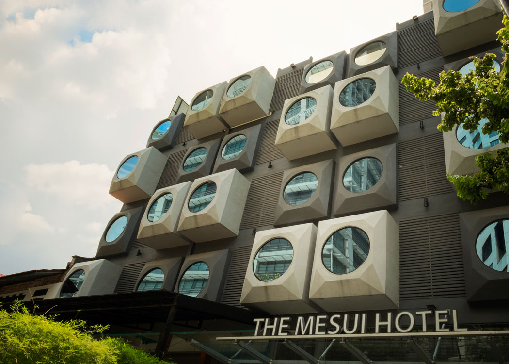 # The Mesui Hotel 同样隐于Bukit Bintang的The Mesui Hotel,三层楼建筑中50多间别致客房基础设施一应俱全,虽位于市中心但一点都不会嘈吵,在旅店里和闺蜜或另一半惬意放松身心,不用舟车劳顿也能有远离繁嚣的感觉。