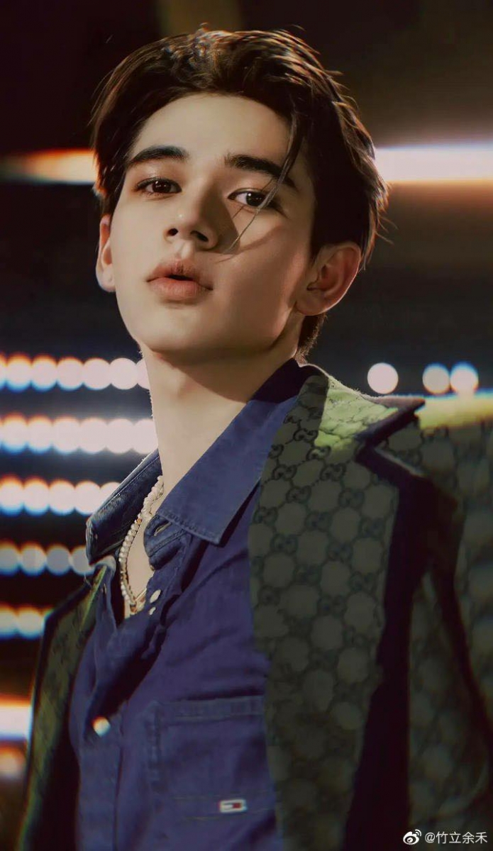 庆怜本届创造营最意难平选手! 每一届选秀比赛都会有让观众「意难平」、遗憾未能出道的选手。网络支持率很高的海外学员庆怜最终排名第12卡位未能和好友米卡一起出道,让不少粉丝泪目!