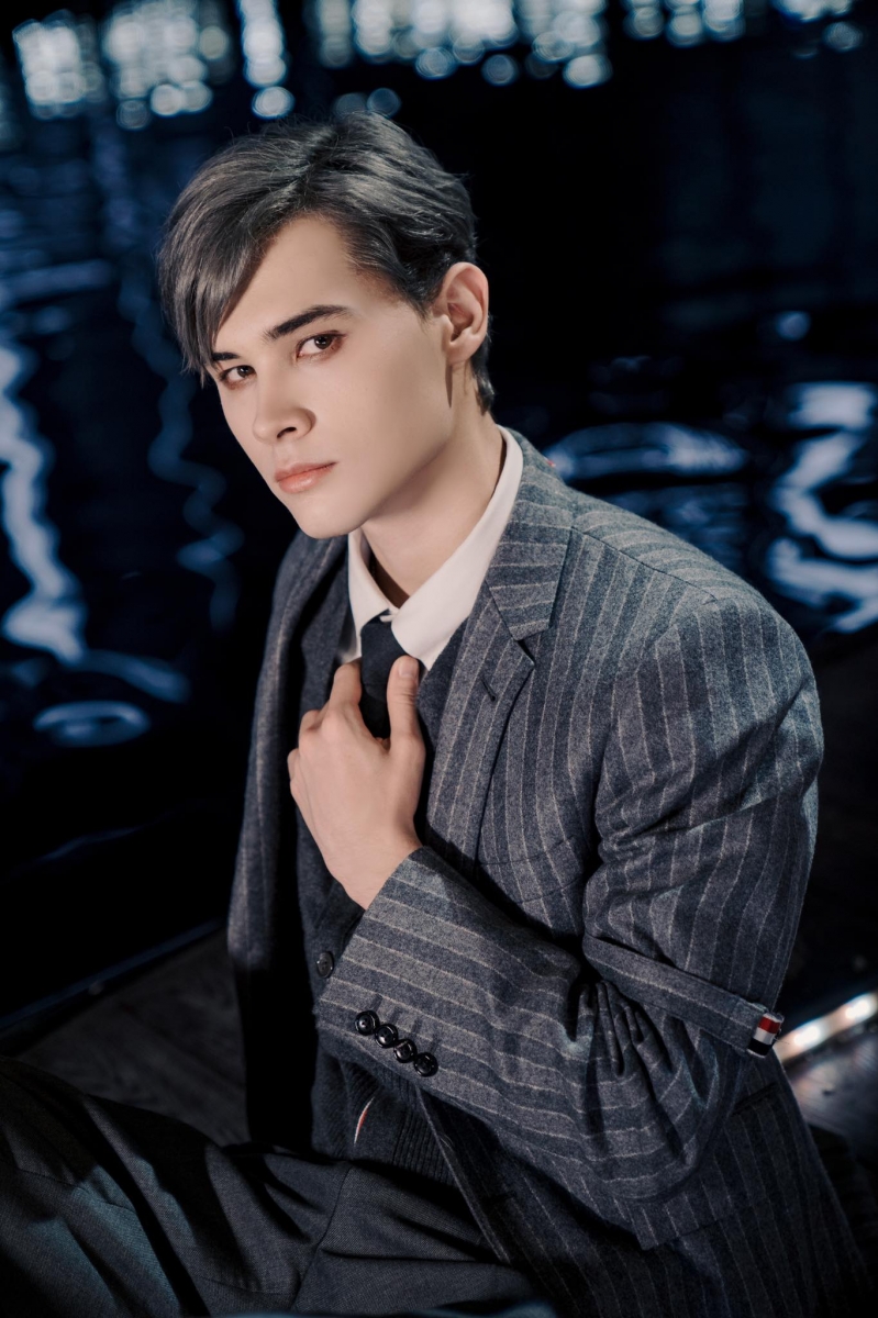 对此利老师本人特别通透地给出了回答,解释自己当初原本是陪好友Ivan王友良公司旗下的艺人前往参加节目,后来收获参加《创造营2021》的机会后,为了更方便和节目组沟通,所以签到了好友公司旗下,以Solo学员身份参与节目。