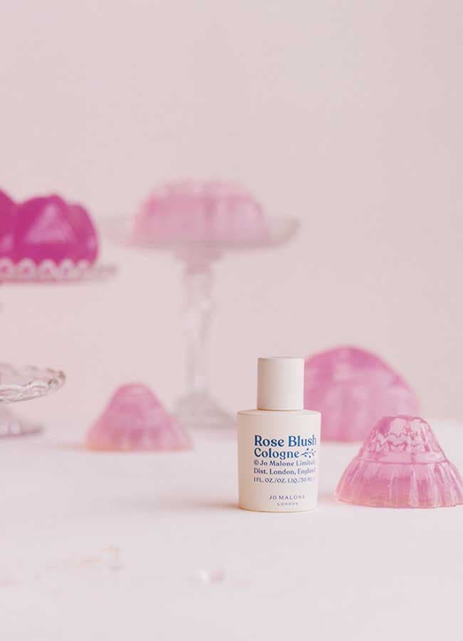 来临2021初夏Jo Malone将推出的限量Brit英伦系列The Marmalade Collection，瓶身设计颠覆了Jo Malone旗下惯用的透明极简风格，采用全奶油白色系圆罐设计，印刷字样、瓶盖上的设计细节则用了非常有质感的雾霾蓝色做搭配，复古风十足。