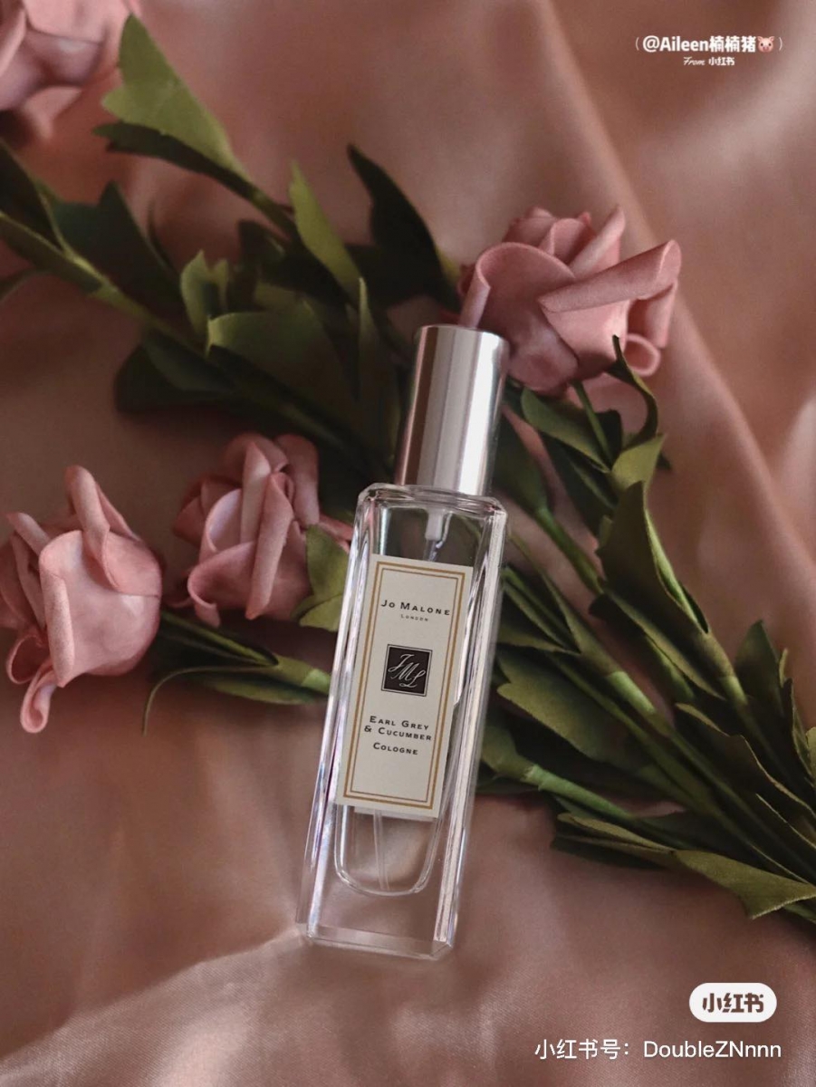 TOP 3 :JO MALONE LONDON 伯爵茶与小黄瓜 Earl Grey & Cucumber Cologne 仿如品尝着英式贵妇下午茶般,伯爵茶中独有的佛手柑清香,搭配柠檬、柚子和橙子作为澄澈前调;中调和后调则有清新多汁的小黄瓜、优雅甜蜜的蜜蜡以及舒服的香草和麝香味做结合;是公认的「特别小清新、越闻越上瘾」香气。(参考价格 RM663.66 / 100ml)>>>点击查看购买详情<<<