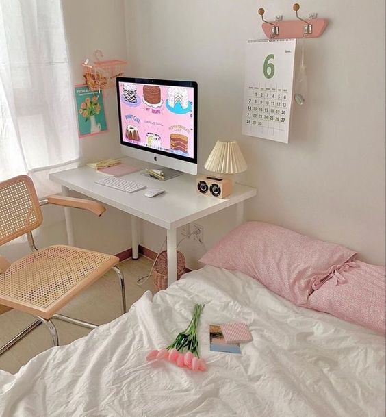 Tips 1 : 有留白、空间感 房间舒适美观与否,最基础且关键的并不是你往里加了多少好看亮眼的元素,而是在于整体空间体现的留白感和整洁度。试想象桌面乱糟糟、遍地都是杂物,无论多用心装点布置都是徒劳。 建议可以利用以下类型的桌面收纳、橱柜收纳好物,将东西都妥善收纳好整齐排放,让整洁的空间自然营造出舒适视觉留白感。>>> 点击看编辑精选收纳好物 <<<