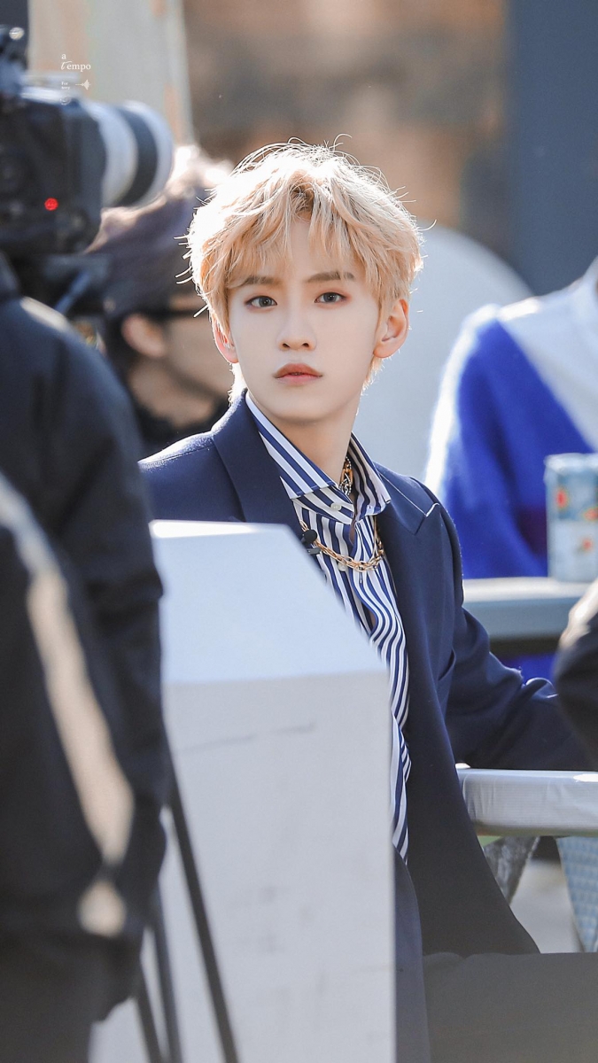 # 余景天Tony 从在韩国参加Produce 101便备受瞩目、累计了很强粉丝基数的余景天Tony,无论外形颜值和表演实力都很有爱豆范儿!目前余景天在节目中的成绩,除没有成功拿下初C以外一直都稳定保持在第1顺位,和罗一舟之间的强强之争非常有看点~