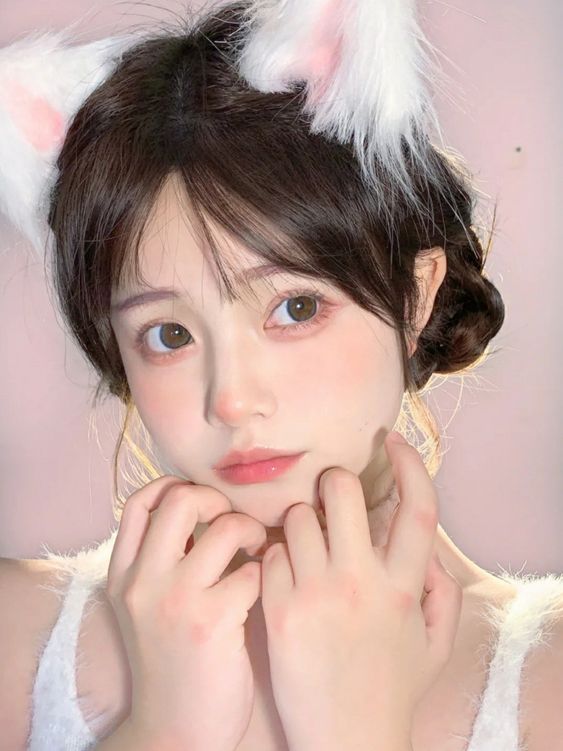 一起爬山吗 登榜中国2020年度网络流行用语的「一起爬山吗」,出自悬疑剧《隐秘的角落》男主角张东升(秦昊 饰)的一句台词。剧情中他处心积虑将岳父岳母引去爬山并蓄意谋害,也因此「一起爬山吗」在该剧爆火后,被惯用来形容「该次邀约包含了坏心思、包藏祸心,会把被邀请那方K.O掉」。 爷青回、爷青结 相信有混饭圈、追看娱乐消息的冲浪少年少女们对这个词汇不陌生。「爷青回」是「爷的青春回来了」的意思,用来形容看到让自己回忆起过去的人事物,或形容「回忆杀」带来的感慨。「爷青结」则是「爷的青春结束了」的意思,形容自己对于时代变更的感慨~