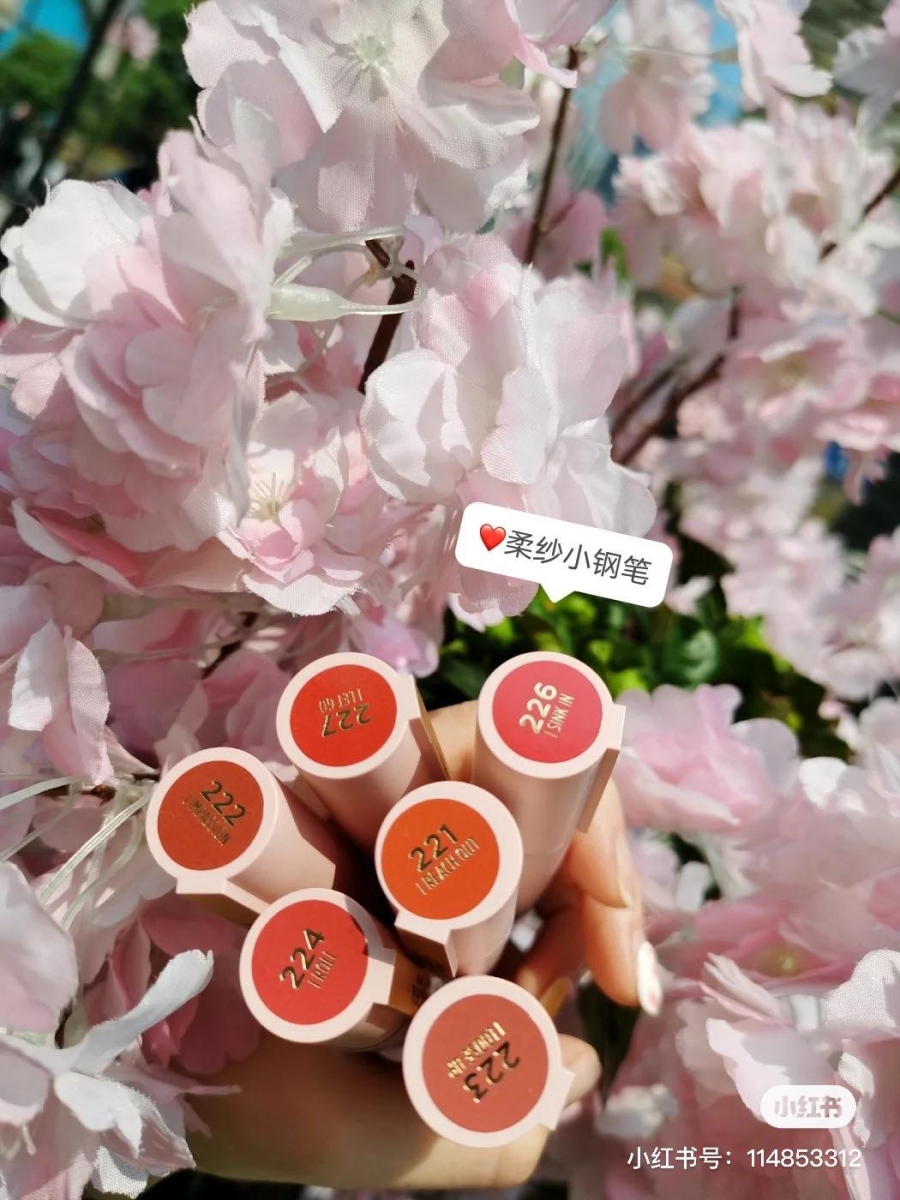 此前L'OREAL小粉管唇膏在国外上架了好一段时间后本地官网才限量发售～希望这组粉色柔纱小钢笔很快可以在马来西亚L'OREAL买到啊 ♡