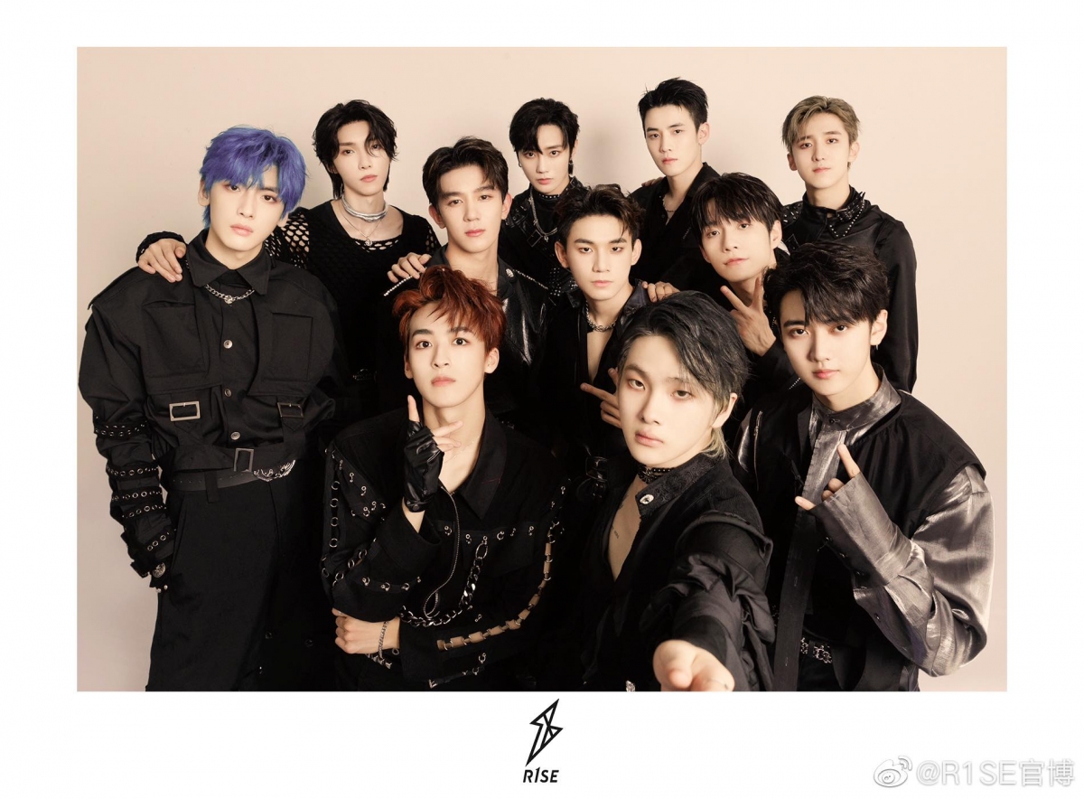 值得一提的当然还有今晚的超强嘉宾团!帅气嘎嘎王嘉尔作为成团见证人带来《DNA》开场秀,舞台魅力燃爆全场~创造营学长、学姐团「R1SE」、「硬糖少女303」回归助阵大展实力!