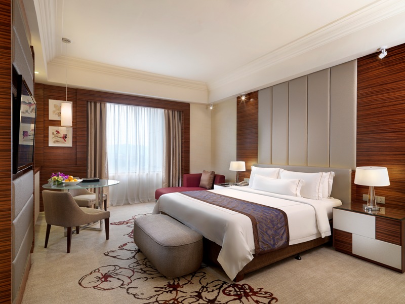 # One World Hotel 除了原本附有的住宿+2人份早餐,One World Hotel和FunNow还推出了额外礼遇!可选择2至3个额外礼遇项目CP值非常高,其中包括: ~ 平日(星期一至四)可选则提早入住延迟退房!享受多6小时的酒店服务 ~ 迎宾红酒一支 ~ 房内迷你吧免费无酒精饮料 ~ LifeSpa by Clark Hatc双人 60 分钟脚底按摩 ~ The Sphere Lounge双人英式下午茶(下午3点~6点)