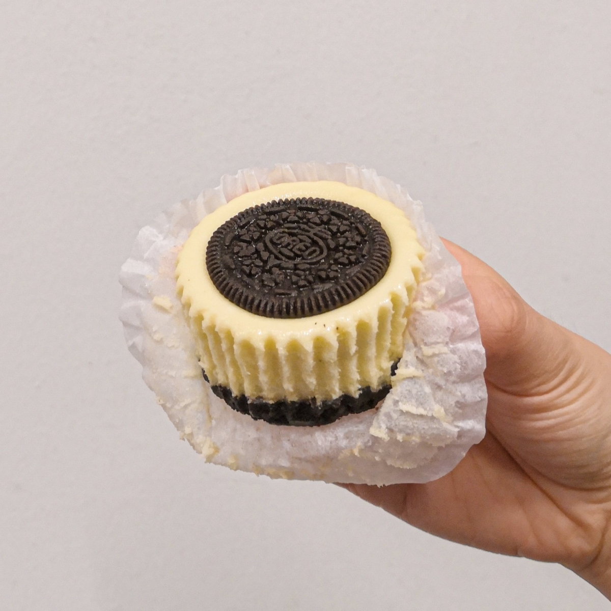 # Mini Oreo Cheesecake 奥利奥芝士杯子蛋糕 这次和Hamburger Macaron一同登场的迷你OREO Cheese杯子蛋糕,口味正是大部分女生都钟爱的OREO Cheese蛋糕缩小版~
