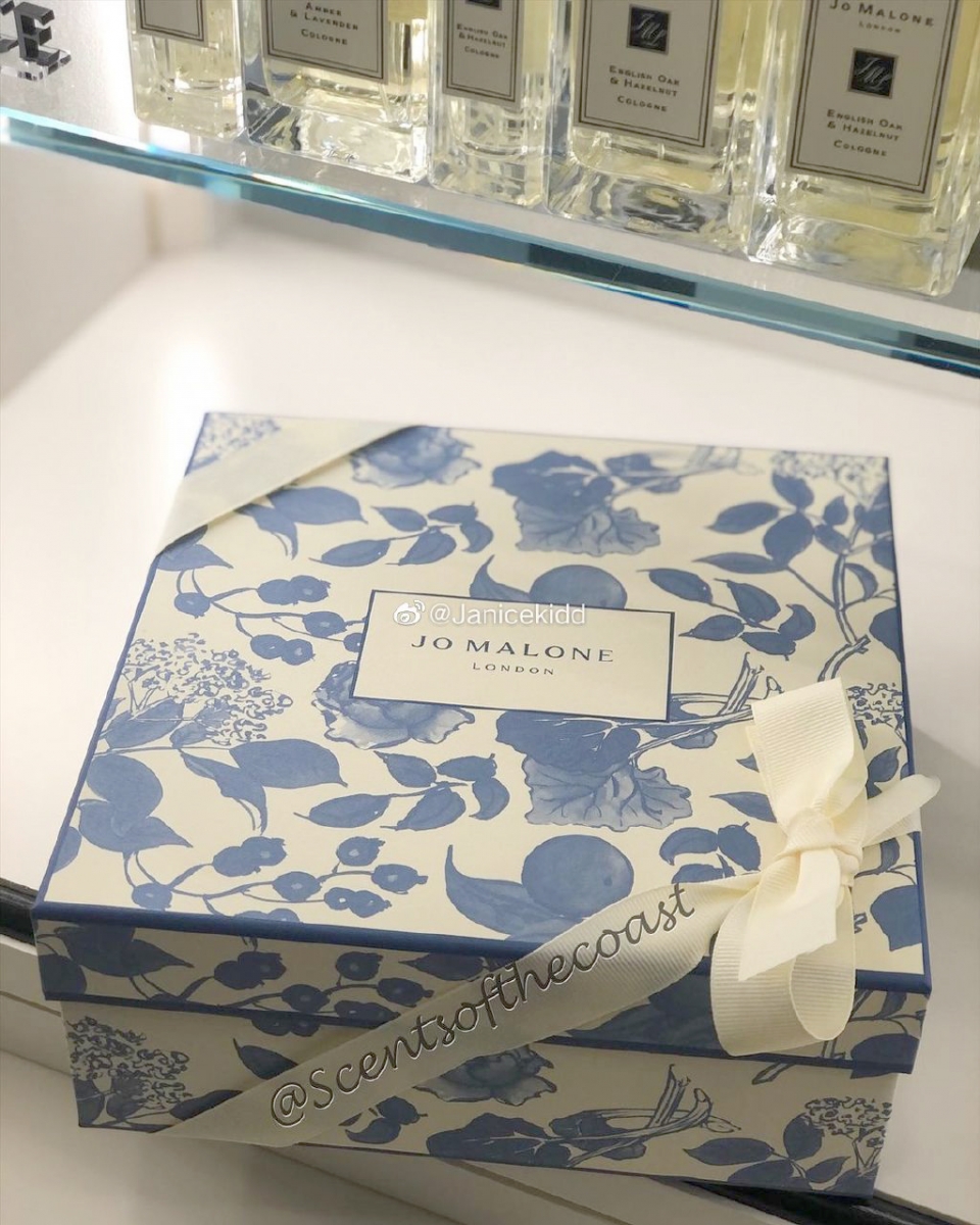 限量礼盒本身的设计采以相同奶油白x雾霾蓝配色，尽显极致优雅。据知The Marmalade Collection会推出5款限定香，灵感来源于「阳光普照的夏天里，于方格桌布上摆放果酱罐享受野餐/下午茶」，这么说来还真觉得调香成分很有果酱feel呢～