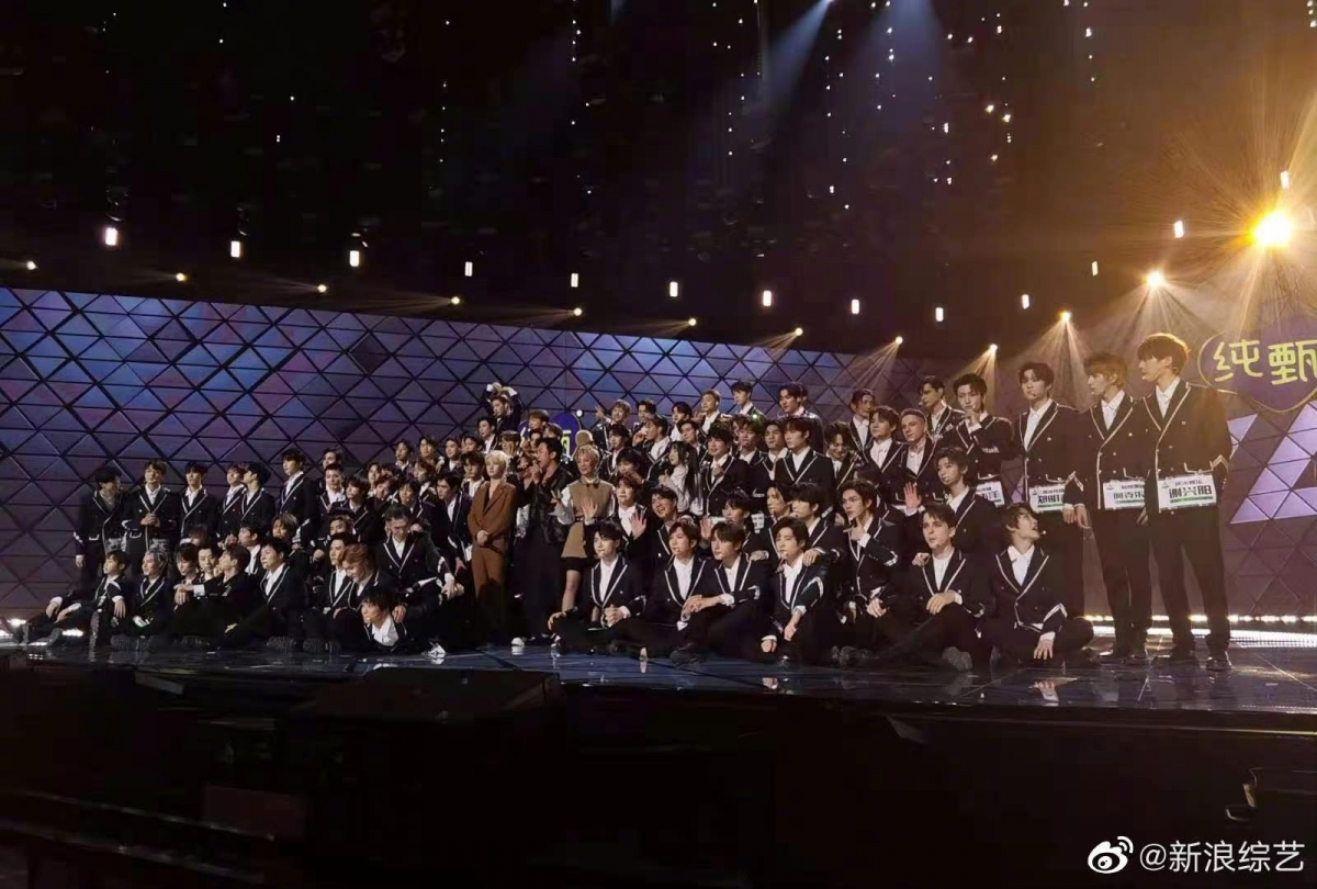 今晚成团夜舞台分组表演分别有:伯远、甘望星、胡烨韬、井汲大翔、任胤蓬、俞更寅、羽生田拳武、 张欣尧、张星特的《定义》;奥斯卡、高卿尘、力丸、刘宇、刘彰、尹浩宇、赞多的周柯宇的《少年的模样》;以及,米卡、庆怜、林墨、利路修、张嘉元、薛八一、吴宇恒和付思超的《Be Mine》。 SOLO演出部分没有了后制调音修饰,声乐组部分学员全开麦演唱暴露了唱功问题,但也有许多网民认为现场能稳住紧张情绪唱出这种程度已经很不错了~刚刚有收看直播的你怎么看呢?