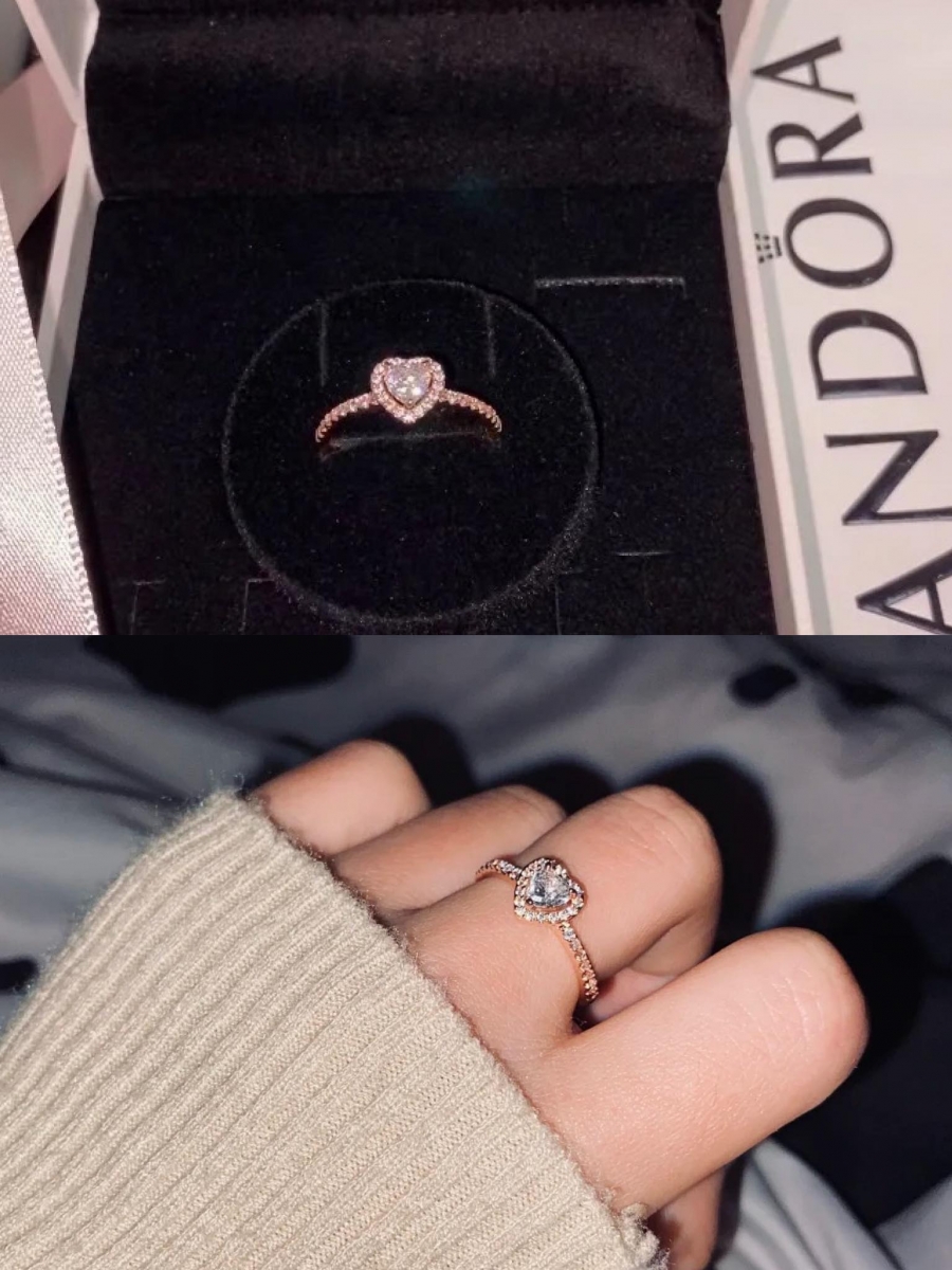 Pandora Rose Sparkling Elevated Heart Ring Pandora Rose镀14K玫瑰金金属组合搭配正中间镶嵌的心形宝石,瞬间给指间注入了高雅时尚感~很有造型感的同时也十分百搭!