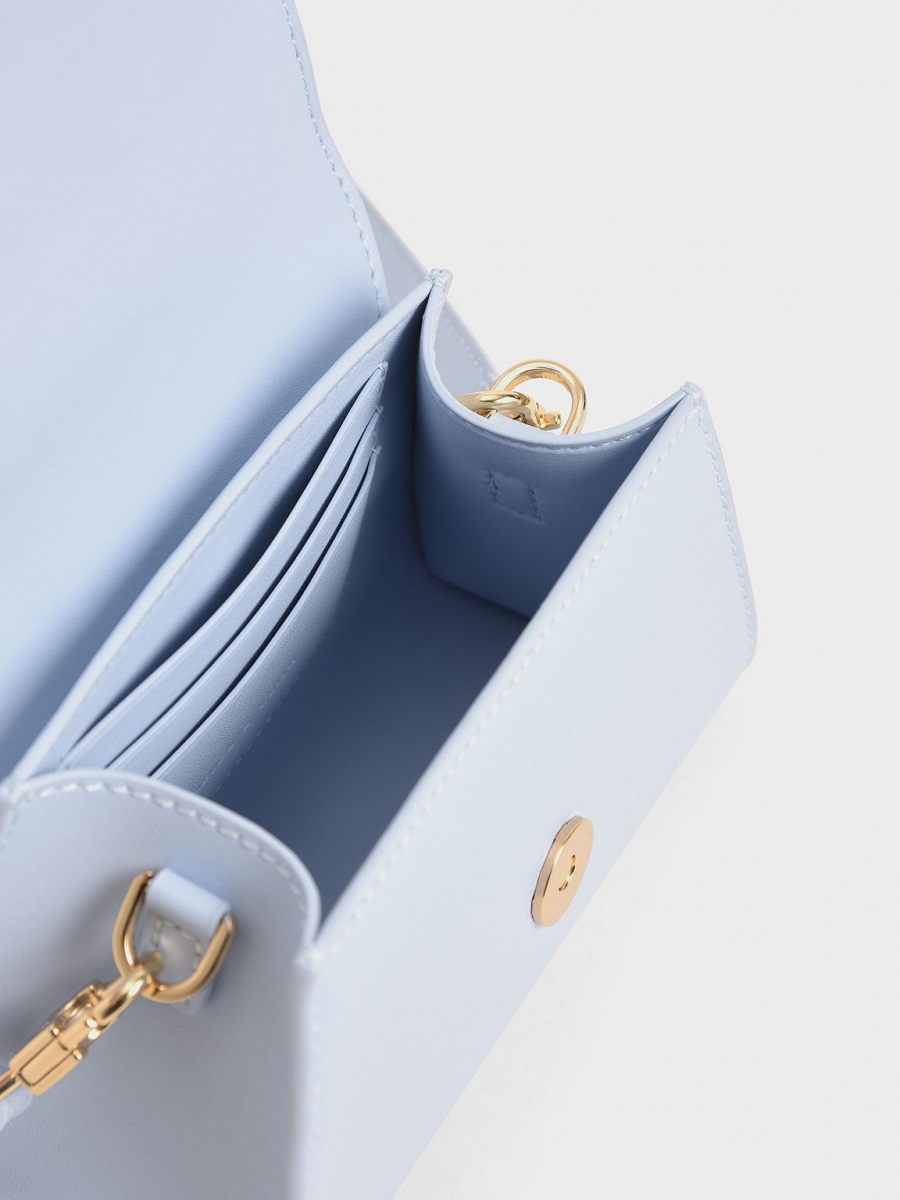 圆扣部分没有采用和手提位置同款的五金元素,而是别具心裁地选用了浅杏色编织大圆扣,整体设计感更突出~