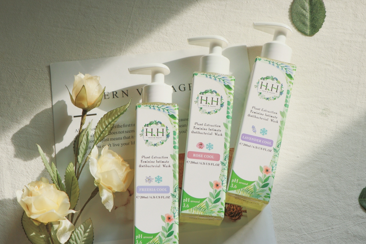 H H洁净露和舒缓喷雾中都蕴含了乳酸、乳酸纳、酵母菌萃取、优格萃取等pH3.8弱酸防护，让妹妹维持刚刚好的pH值3.5 ～ 4.5之间，保持最佳健康状态。 洁净露添加了有效抗菌成份Quaternium-73，为私密处肌肤添加防护膜；多重植物萃取如燕麦、洋甘菊、芦荟萃取等颗提升外阴肌肤保湿度，防止粗糙老化、恢复私密肌弹性。