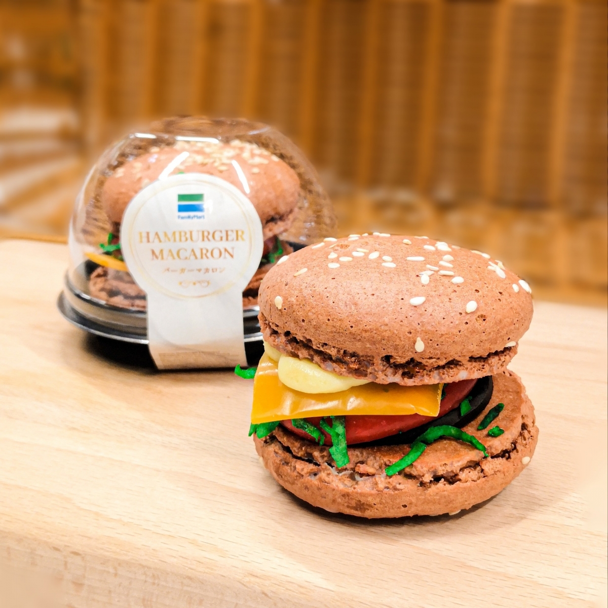# Hamburger Macaron 汉堡包马卡龙 这款超可爱的汉堡马卡龙也太有创意了吧!?把马卡龙做成汉堡面包形状,顶部还撒了芝麻,迷你一颗夹着「芝士片」、「肉饼」、「酱料」、「蔬菜」等内馅,仿真度非常高!