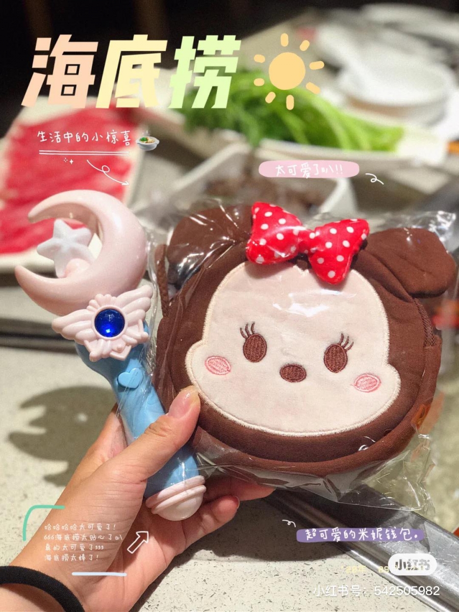 Q 1 :马来西亚海底捞如何获取小礼物,不说暗语要怎么拿到礼物? 首先建议直接询问服务员,比如在补火锅汤底、送菜时都可以趁机询问。 可以直接把网上相关的海底捞小礼物照片Save下来,直接展示给服务员小哥哥小姐姐们看,问他们有没有同款。 或可挑战下面由马来西亚小红书博主 @ 千千来了 亲测成功后整理的一系列暗语,马上往下看!