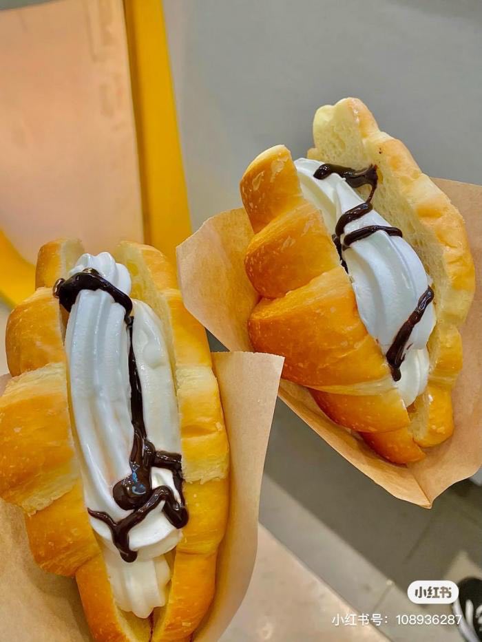 McDonald‘s麦当劳遍布世界各地，在每个国家或地区都会配合季节或热潮，推出各式各样的限定款新菜单或周边。此前McCafe「元气太阳蛋拿铁咖啡」爆火后，中国麦当劳再创意推出让一种甜点控们超心动的「心冻角」，超可口配料和外形让人有想吧唧一口吃下肚的冲动啊（笑）