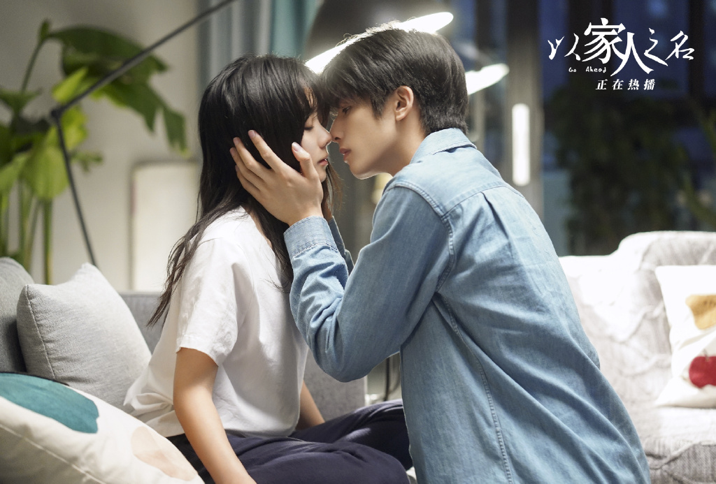 TOP 10 :《以家人之名》宋威龙 谭松韵「霄尖脑袋CP」 出国后无时无刻不想尖尖、把所有温柔留给尖尖的凌霄;在知道凌霄有心病后心疼紧拥着他、努力当颗小太阳照亮凌霄生活的尖尖,这对组合完全就是BG之光啊!虽然宋威龙和谭松韵真实年龄相差了9年,但外型看起来丝毫没有年龄差呢~