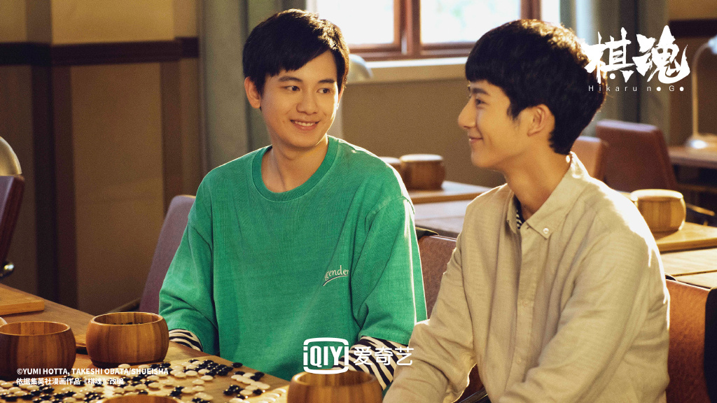 TOP 5 :《棋魂》胡先煦 郝富申「亮光CP」 动漫《棋魂》改编的同名剧中,饰演时光和俞亮「亮光CP」的胡先煦和郝富申CP感炸裂;势均力敌的俩人是宿命对手,长大后久别重逢对手戏很多,戏外也有不少在采访中隔空互cue的场面,让CP粉高呼「嗑到了」!希望两位优秀的新晋演员继续发光发热啊~