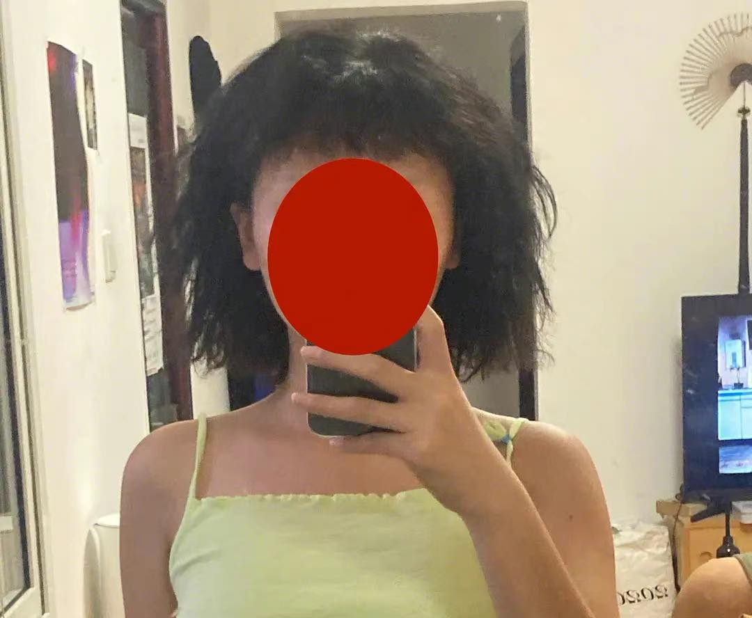 #「 短发千万不要轻易烫发」登微博热搜话题TOP 10掀热议 稍早前「短发千万不要轻易烫发」登上微博热搜排行榜，该话题一出即可掀起不少网民热烈回应，纷纷爆笑分享自己的烫发失败经历、短发烫卷黑历史，极力劝阻所有想要跟风INS风短卷发热潮的女生们「烫前请三思」！