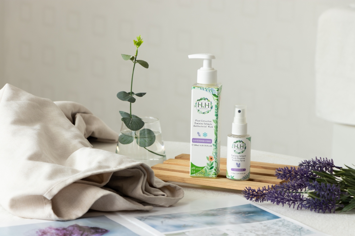 不想「妹妹」状况百出给幸福大扣分、被扑倒后因为尴尬异味毁了你和TA兴致，除了保养好妹妹的卫生，当然也要做好喷香香的好习惯！在甜蜜时刻前，不妨先用HH洁净露给私密肌洗香香；或是利用舒缓喷雾温和洁净私密肌、除去异味，让淡雅浪漫花香味包围你和妹妹，真正化身「自带体香」偷心女神，大大增添让TA沦陷的诱惑魅力～ 呵护好私密处让自己更自信愉悦，不必费尽心思寻觅其他情趣调味品，轻松让TA不自觉被香香的你吸引到无法自拔，拜倒在你石柳裙下！