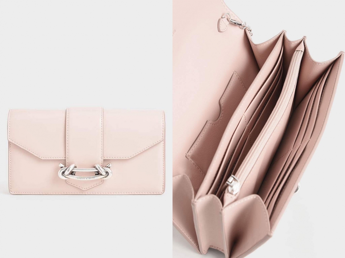 # Charles & Keith Metallic Buckle Mini Long Wallet 喜欢粉色和长皮夹设计的女生一定不能错过这款!搭配的银白金属链带和金属扣部分的设计相呼应,柔美樱花粉色尽显优雅气质。配链袋可当斜挎包使用,拆卸掉链袋的话可以直接当长皮夹或晚宴手拿包,一包三用CP值非常高。(RM259.90) >>>【点击查看购买链接】
