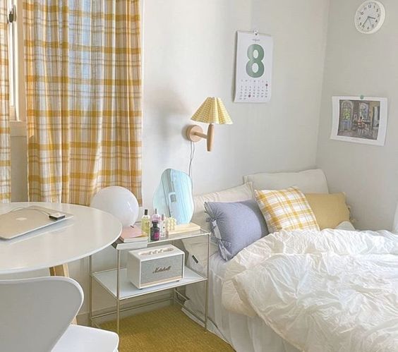 Tips 3 :首选风格统一的布置单品、「视觉重点」坚持Less Is More 家居博主们一般会给极简空间加入好看的绿植花束、小夜灯、几何形镜子,或在墙面贴上照片/精美小卡片,作为房间布置焦点。