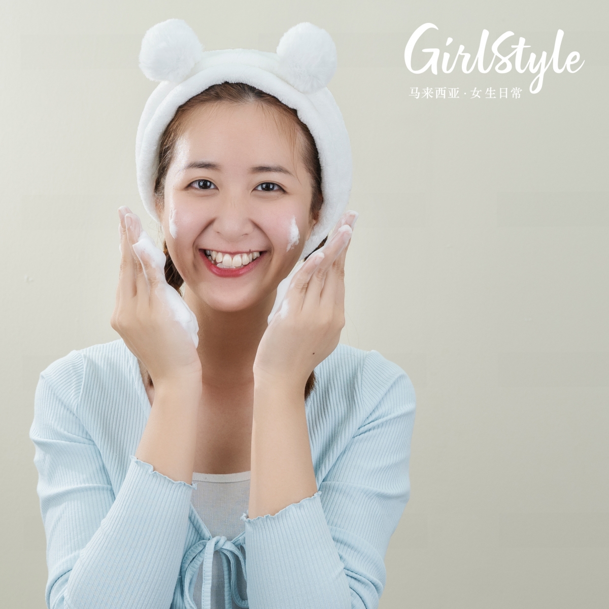 主打「5效合1」舒缓卸妆水,沾湿化妆棉后轻柔洁净全脸,不仅可以扫除皮肤表层和潜藏在毛孔里的脏污、彩妆残留和多余油脂,还能为肌肤保留清爽水感。让皮肤在洗卸干净的同时饱水润泽,轻松打造健康肌底。 洗脸霜中采用了敏弱肌配方,在温和洁净、不破坏天然保湿屏障的前提下,将每一寸肌肤上的脏污残留带走,同时确保留住肌底保水屏障,舒缓因干燥引起的肌肤敏弱问题。