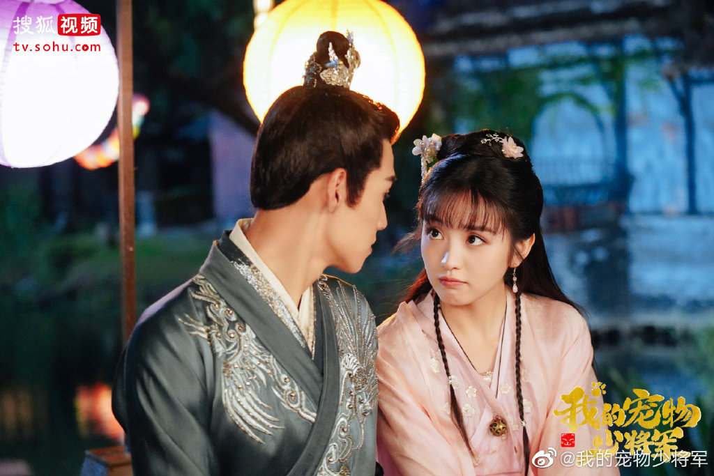 我的宠物少将军 | 领衔主演:肖凯中、田曦薇(豆瓣评分 7.2) 《我的宠物少将军》开播话题度不算太高,男女主演又是新晋演员没有自带高热度、前期剧宣也普普,但创下了豆瓣7.2分惊艳好成绩! 该剧讲述青山湖畔经营宠物店的老板娘苏小荷,偶然捡到一颗蓝魂珠唤醒了DW星系喵星王子「莫修染」。萌系女主 x 傲娇猫系男主在命运纠缠下缔结了“主仆契约”,展开一连串笑中带甜「人宠恋」甜蜜故事~