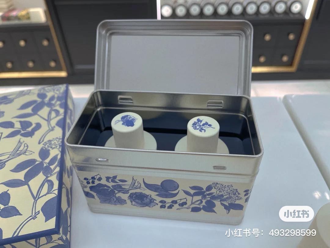 限量礼盒本身的设计采以相同奶油白x雾霾蓝配色，尽显极致优雅。据知The Marmalade Collection会推出5款限定香，灵感来源于「阳光普照的夏天里，于方格桌布上摆放果酱罐享受野餐/下午茶」。