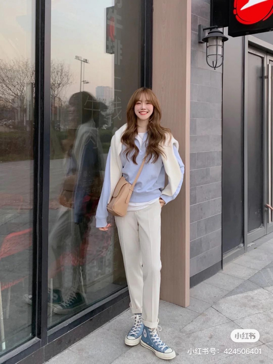 Women Smart Ankle Pants 2 Way Stretch | 货号 429128 上面推荐完牛仔裤的部分,接下来进入无论正装、休闲装都Hold得主的百搭西装裤~比如这款不易皱、有弹力且压线很实的西装裤就很实穿!上身搭配衬衫即现Formal感,和博主一样配件奶fufu的蓝色卫衣内搭白T,潮女孩就是你!